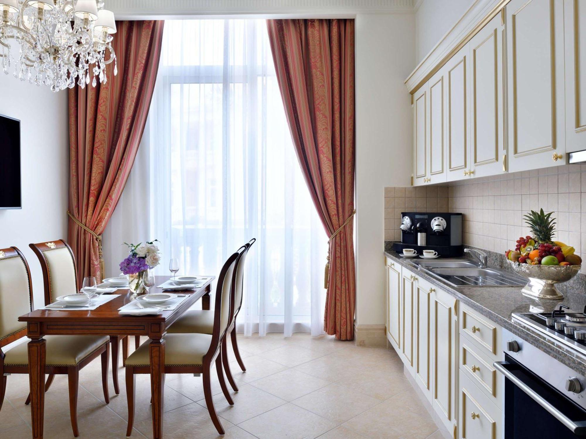 ホテル Raffles The Palm ドバイ エクステリア 写真 A kitchen in a suite at the Ritz-Carlton, Moscow